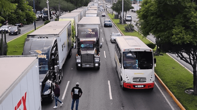 Denuncian apedreos y robos a autobuses en carreteras de Guanajuato. | Dany Béjar