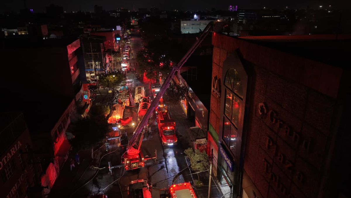 El incendio se registró en el cruce de las calles Morelos y Rayón. | Foto: Ayuntamiento de Toluca