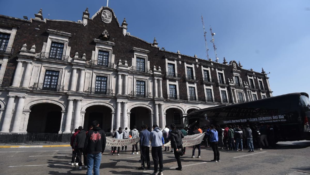 Los normalistas de Tenería cerraron el tránsito en la avenida Lerdo. | Foto: Tania Contreras
