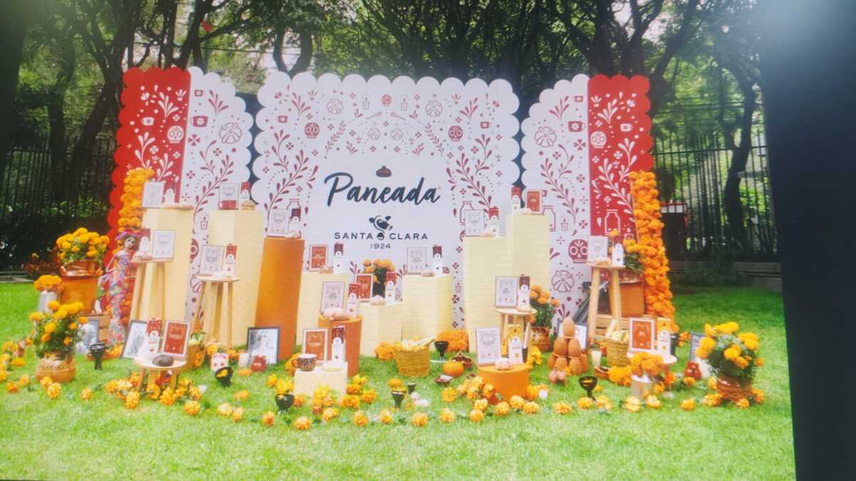 En la paneada se degustaron 17 versiones de pan de muerto / Especial