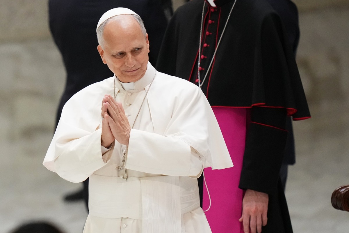 El papa León XIV saluda a los participantes en un cónclave de jóvenes en el Vaticano el 24 de octubre. | AP