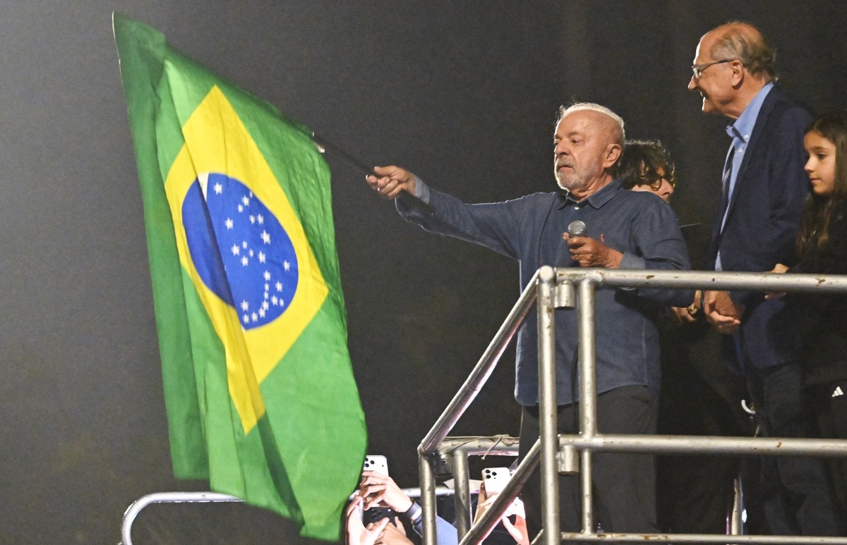 El presidente y candidato presidencial de Brasil, Luiz Inácio Lula da Silva, ondea una bandera brasileña. | AFP