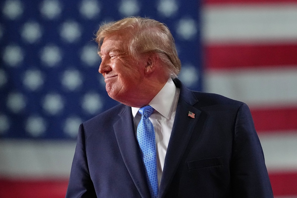 El presidente Donald Trump llega a un mitin de campaña en el Crossroads Arena, en Corinth, Mississippi. | AP