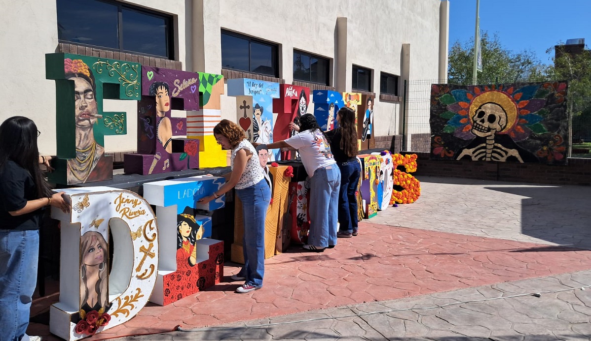 Desde temprana hora los jóvenes comenzaron con la decoración de los espacios, llenando de color la universidad. Foto proporcionada por la fuente