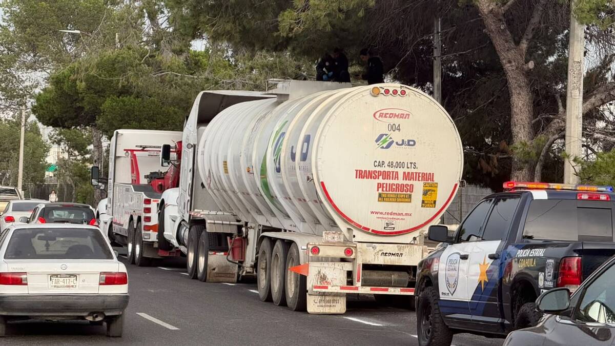 Aseguran combustible de presunto origen ilícito en la Saltillo-Torreón. | Foto: Kevin Carranza.