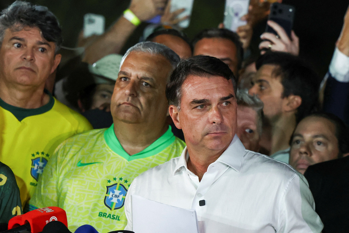 El candidato presidencial brasileño Flavio Bolsonaro, del Partido Liberal (PL), llega para pronunciar unas palabras. | Reuters