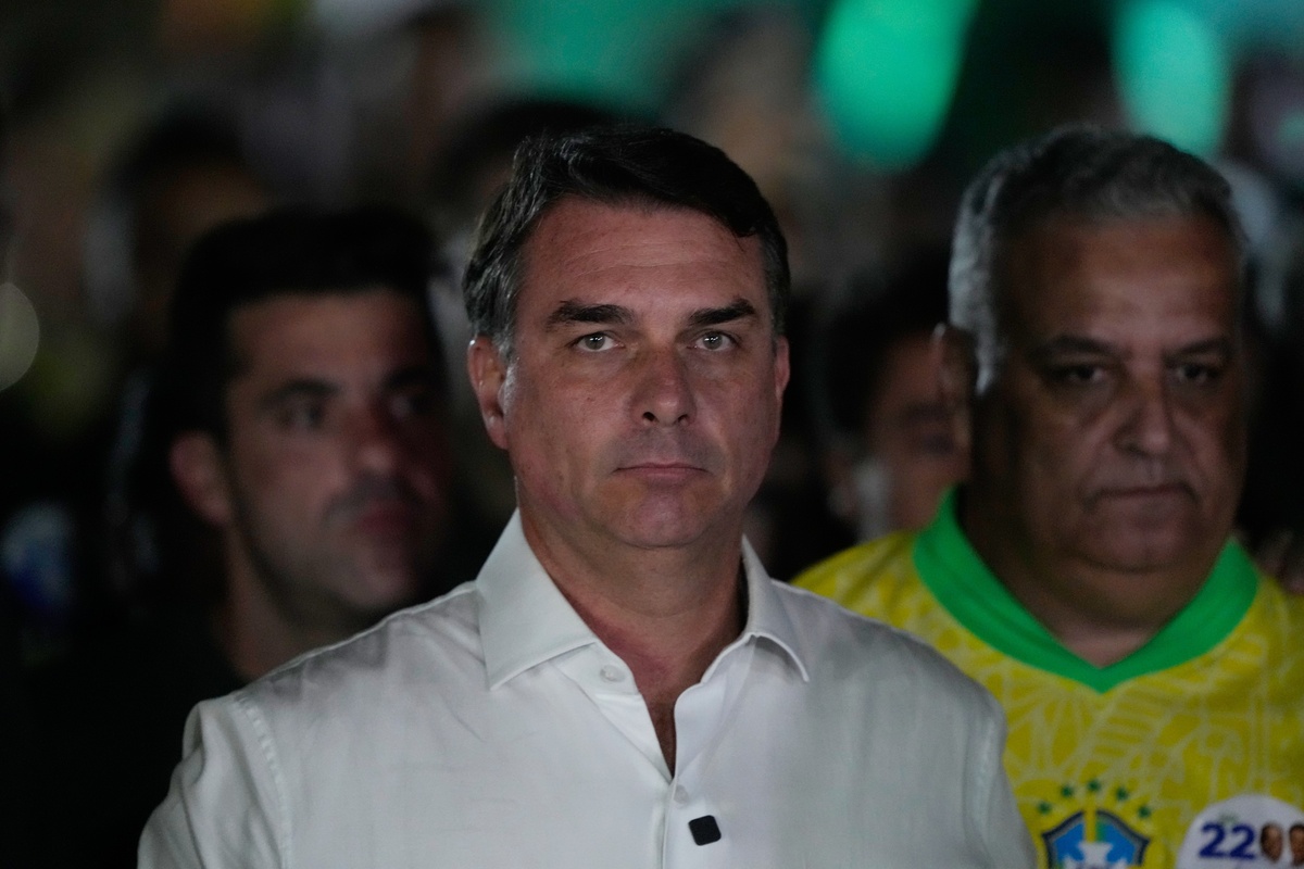 El candidato presidencial, el senador Flávio Bolsonaro, llega a su evento de la noche de la elección. | AP