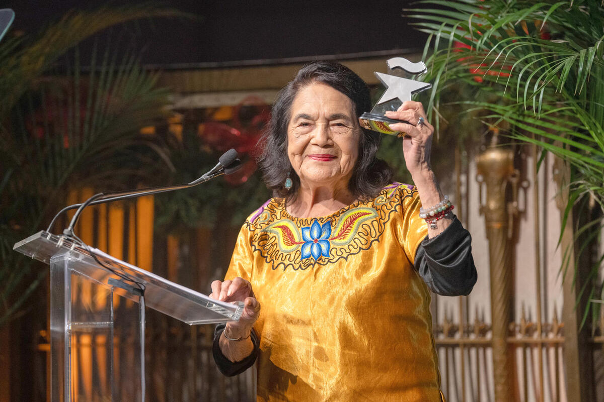Danny Trejo, Rosario Dawson y más famosos DESPIDEN a Dolores Huerta, la activista del 'Sí, se puede' | EFE