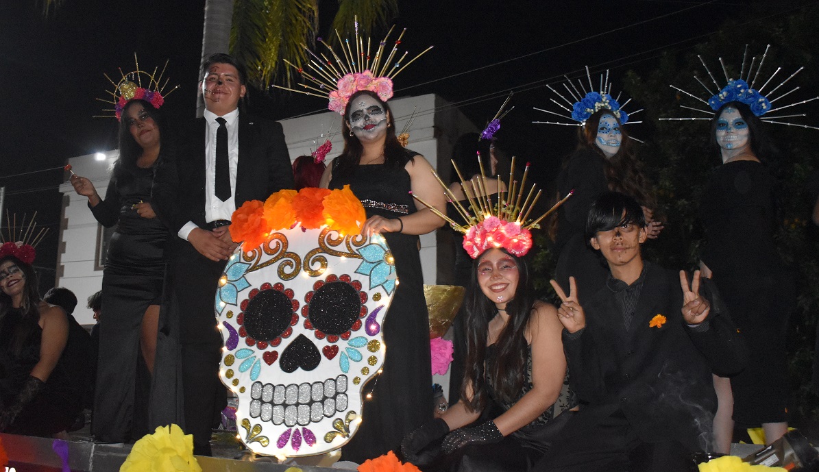 Los jóvenes se preparan con atuendos espectaculares para recorrer las calles de Ciudad Lerdo. Foto UTLD.