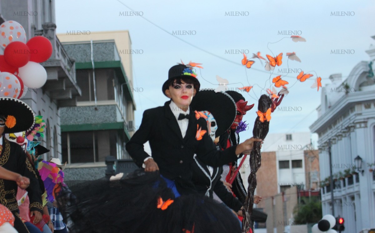 Participante caracterizada de catrina durante la celebración del Xantolo en Tampico. | Sergio Sánchez