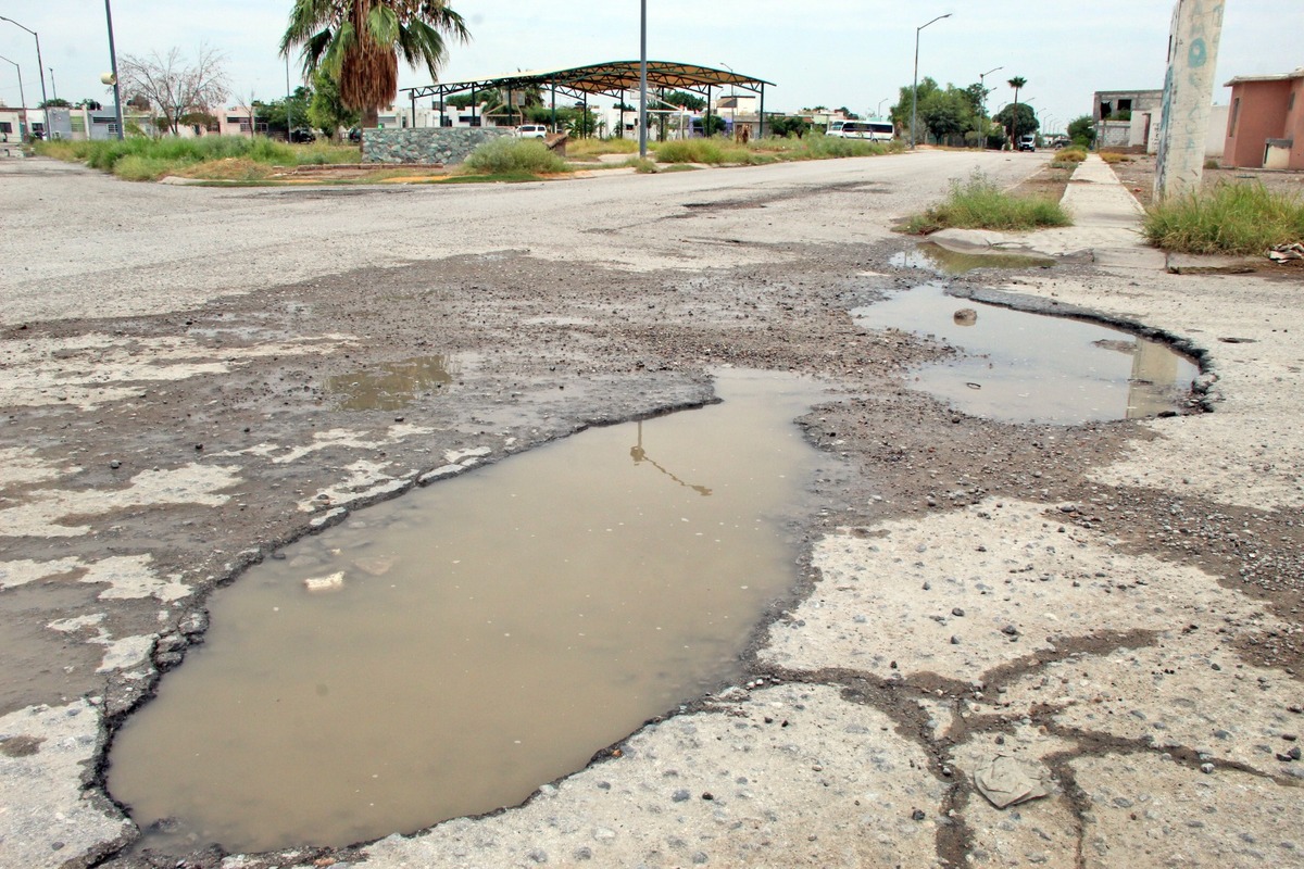 Pavimento en malas condiciones en Torreón. | Foto: Roberto Amaya