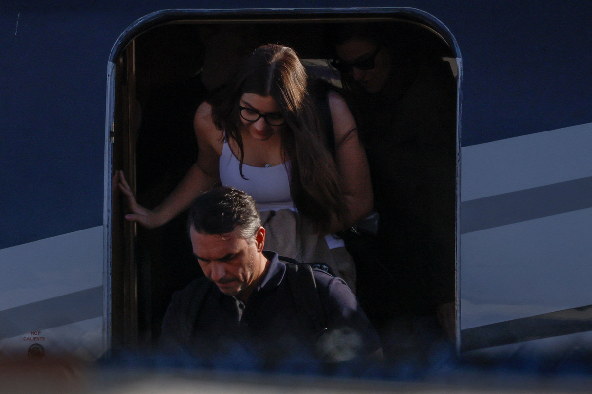 El senador brasileño Flavio Bolsonaro desembarca de un avión tras su llegada al Aeropuerto Ejecutivo de Opa-locka. | Reuters