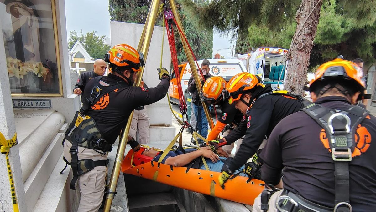 El simulacro de este miércoles se llevó a cabo a temprana hora en el panteón Dolores, en Monterrey. | Foto: Agustín Martínez