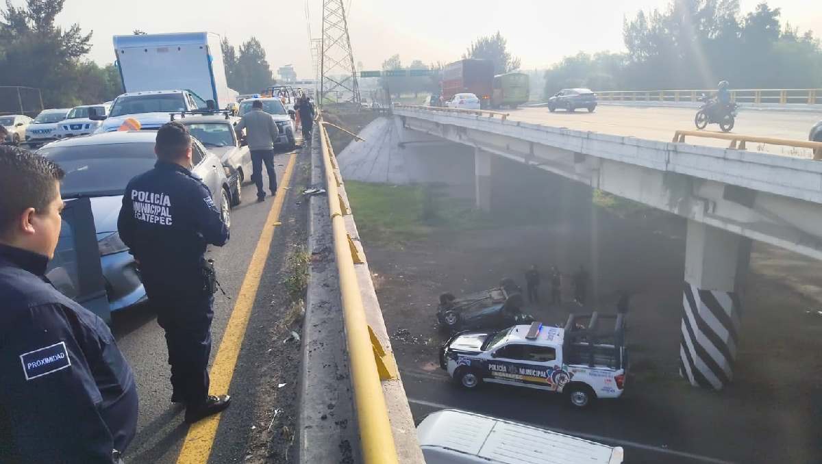 El vehículo habría sido empujado por un auto que viajaba a exceso de velocidad. | Foto: Policía de Ecatepec