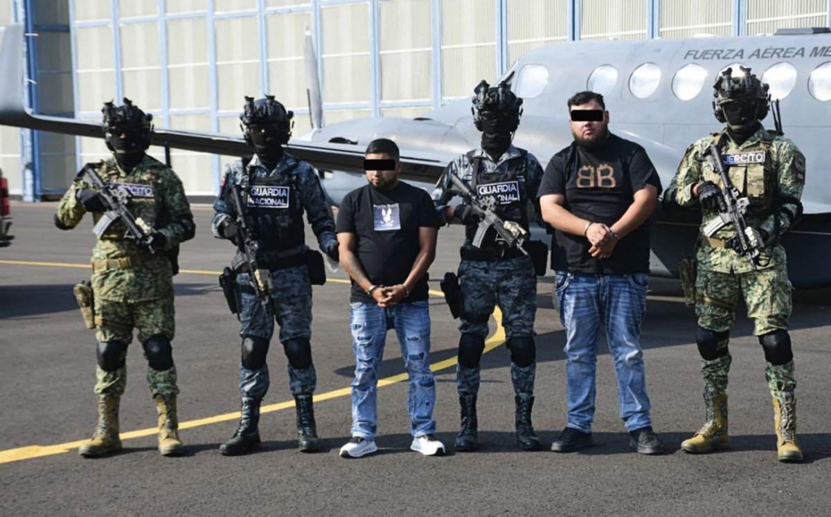 Axel Alfredo “N” y otro detenido bajo custodia de fuerzas federales. | Cortesía Defensa