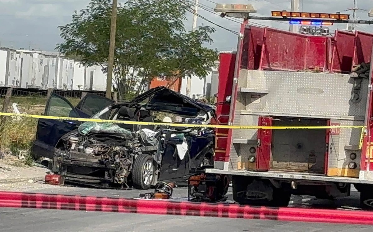 Choque entre coche lleno de jóvenes y un tráiler en Reynosa.|
