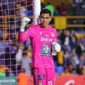Nahuel Guzmán, portero de Tigres, se dio tiempo para hablar con el mexicano Óscar 'Gato' García tras enfrentar al León.