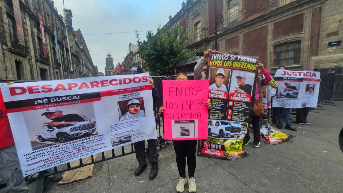 Los familiares de los trabajadores de Edomex desaparecidos se manifestaron afuera de Palacio Nacional. | Foto: Luis Alfaro