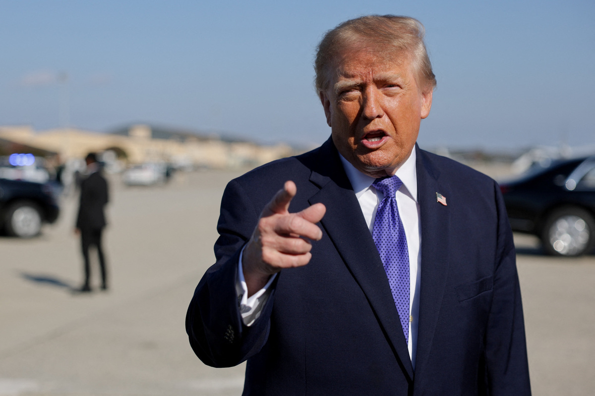 El presidente de Estados Unidos, Donald Trump, habla con los periodistas antes de subir al Air Force One. | Reuters