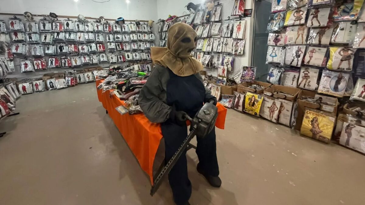 Además de los trajes completos, accesorios como máscaras y artículos decorativos registran una alta demanda entre los compradores. | Gabriela Garza