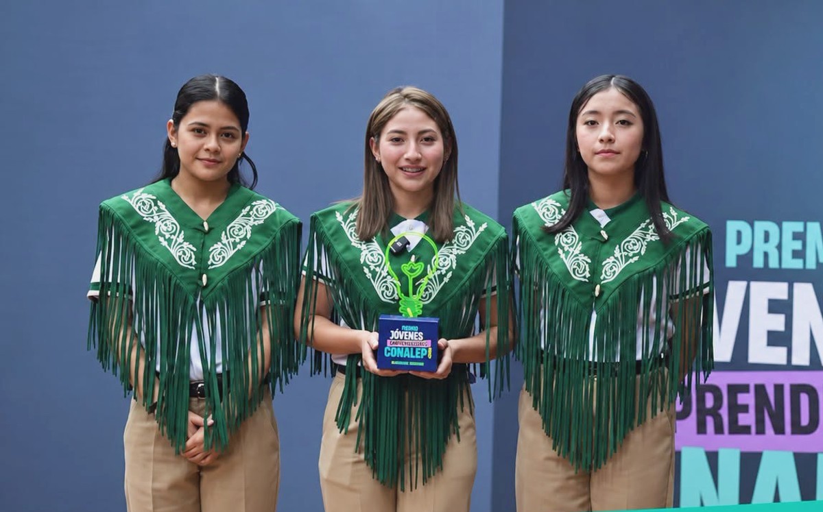 Alumnas del Conalep Tampico muestran el Premio Jóvenes Emprendedores CONALEP 2026. | Conalep Tampico 054 vía FB