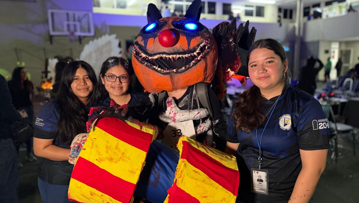 El equipo ganador presentó una enorme calabaza con luces incluidas, hecha con materiales reciclados. | Foto: Mayte Villasana