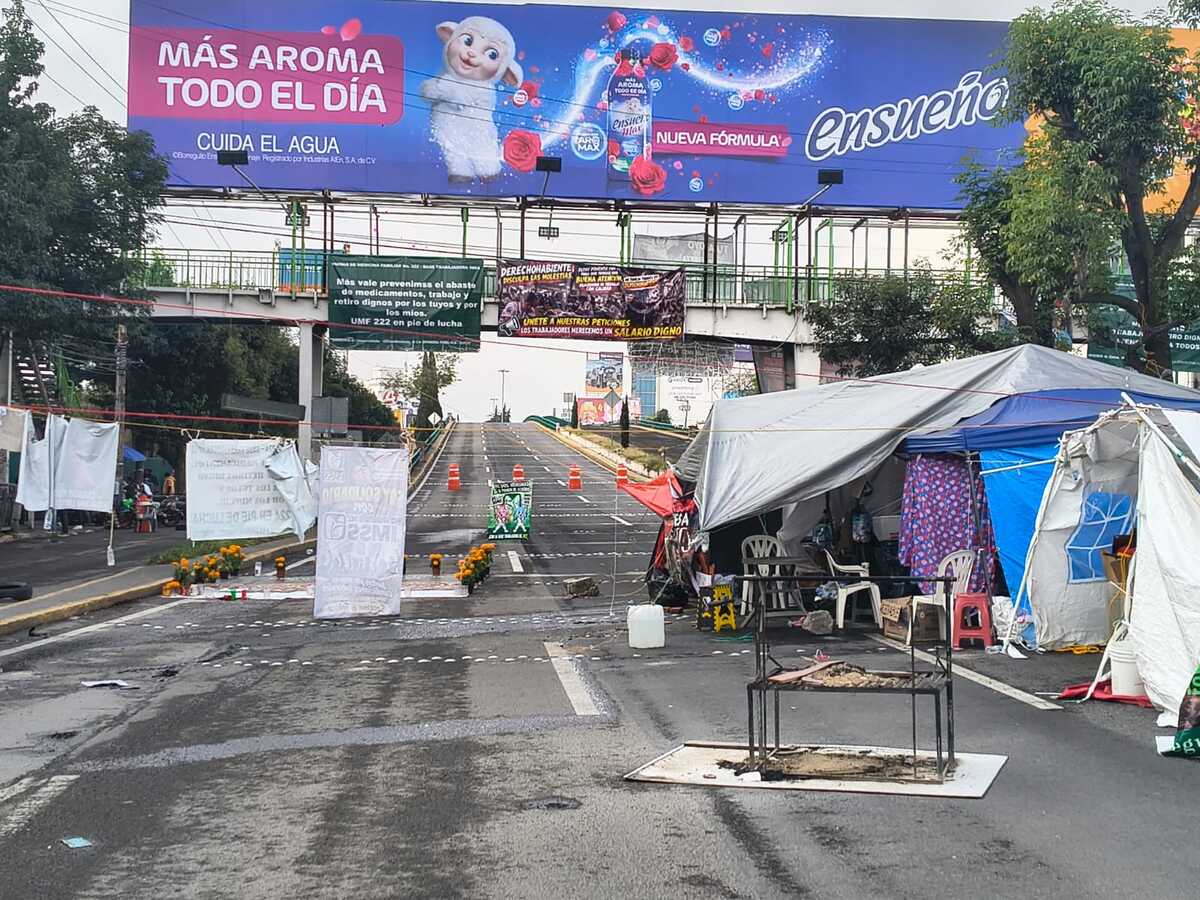 Unos 50 trabajadores del IMSS mantienen el campamento frente al Hospital General Regional 220 desde el 9 de octubre. | Foto: Benjamín López